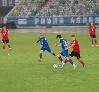 实力对决！球员们在比赛中展现出色技艺(球员们的比拼很热烈,赢得了观众的阵阵喝彩)