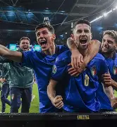 包含意大利足球队在演练中获胜，向欧锦赛迈进的词条