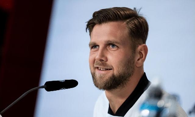 德国队主力中卫表现稳定，担任队长